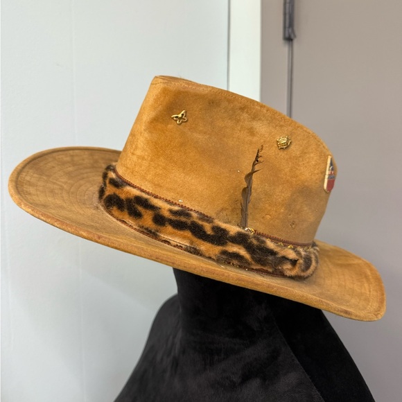 Boot Hill Western Cowboy Hat w Hand Made Feather Band Tan Stetson VINTAGE Pins - Picture 6 of 14